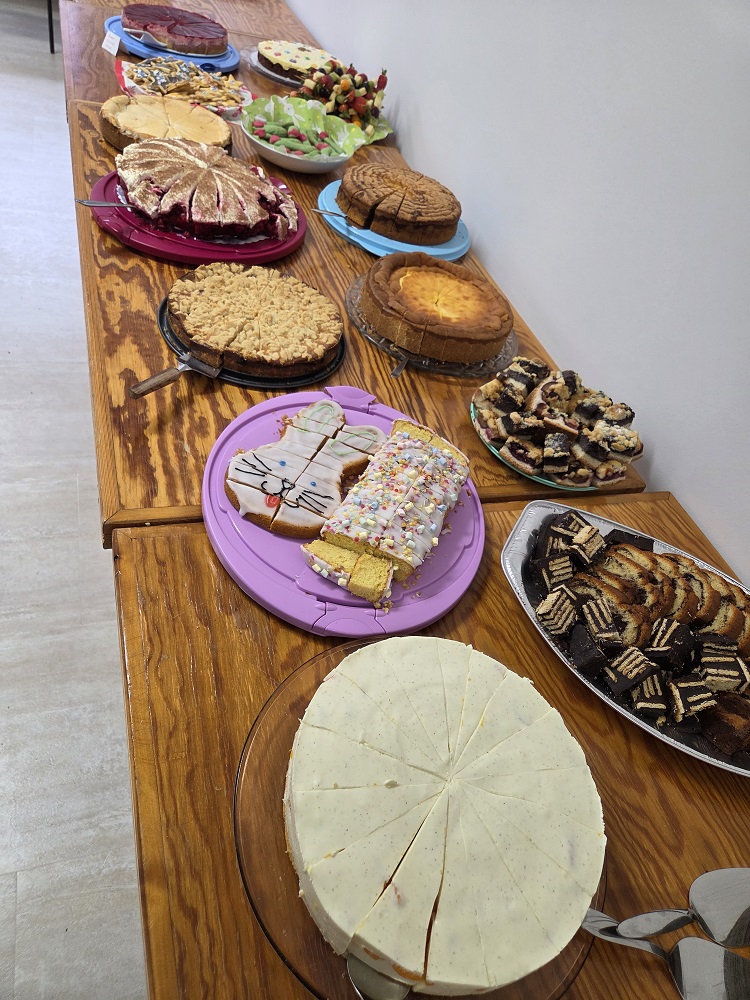 Langes Kuchenbuffet mit vielen verschiedenen Kuchen und Torten